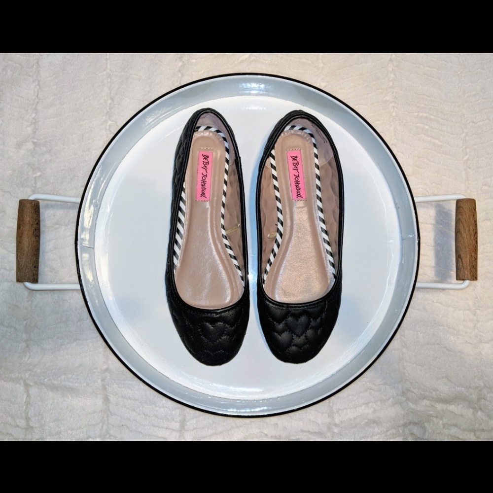 Betsey Johnson Black Heart Flats Size 9 EUC